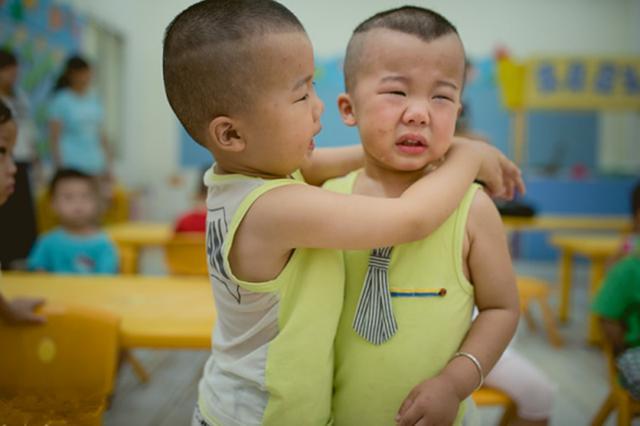 心理准备|“妈妈，救救我！”宝宝入园，妈妈躲在车里哭，父母的焦虑更严重