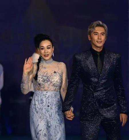 老公|钟丽缇和差十二岁老公在一起可不显老,肉感身材太撩人,成熟妩媚