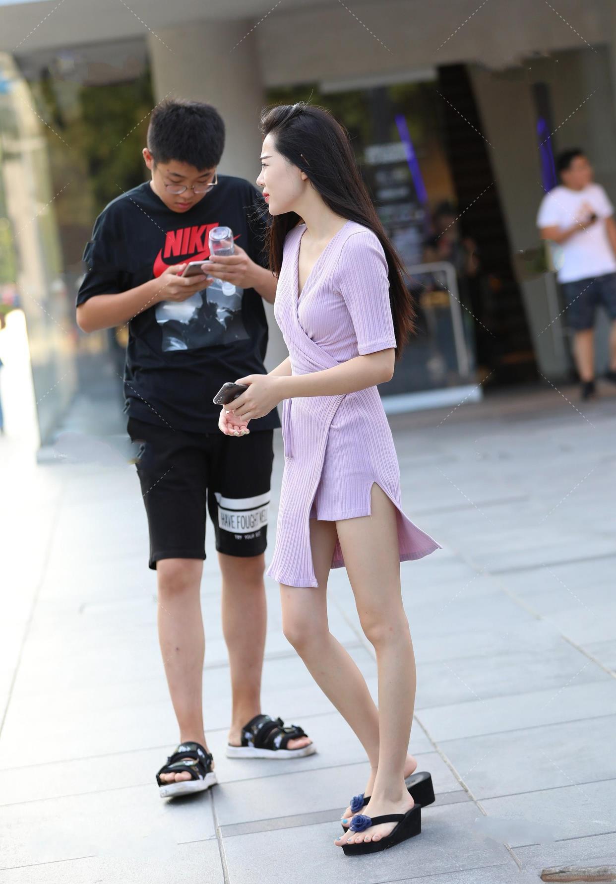 大气|配上美丽的短裙，展现青春活力的感觉，表现简单自然大气
