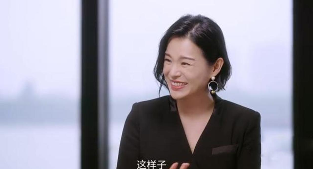 视觉|胡杏儿顶级凡尔赛，穿连体裤自曝增肥困难，三胎后肉眼可见的衰老