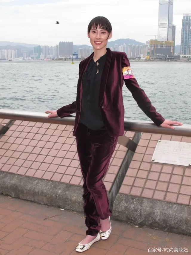 下半身|梁洛施才是人生赢家，穿粉色深V连衣裙美成00后，31岁气质真出众