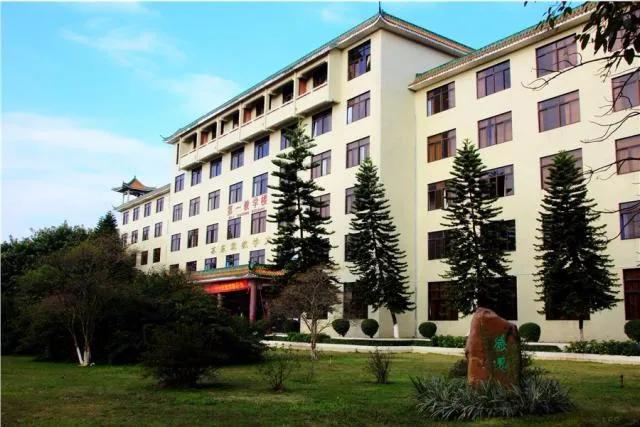 1970年3月,广东教育行政学院由广州市迁往肇庆地区办学,改名为肇庆