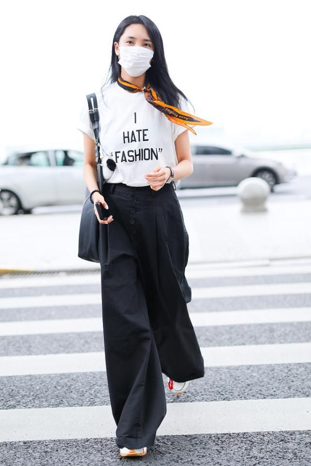 邵兵|邵兵妻子挺文艺，黑白穿搭看着都很艺术，淡妆也能看出肌肤有多好