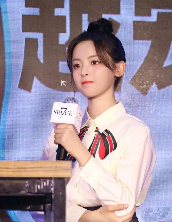 发型|发型太难选择？杨超越值得学习，发型各种各样很是惊艳