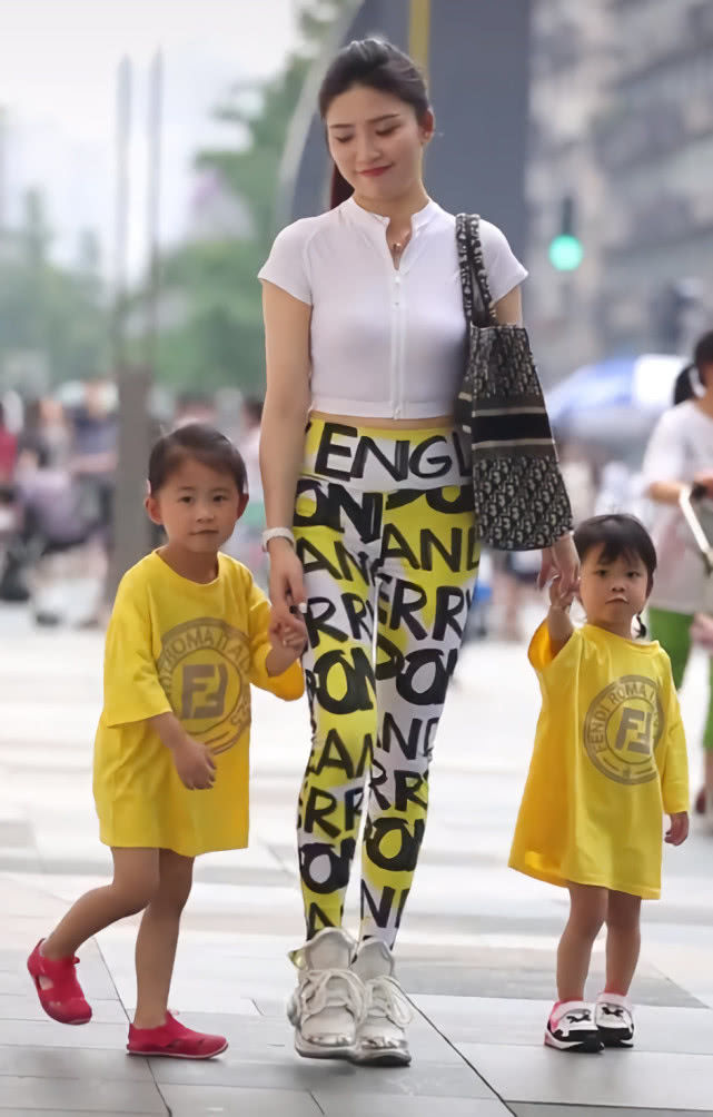 辣妈|白色塑身上衣搭配黄白字母无痕裤，花纹独特，时尚修身