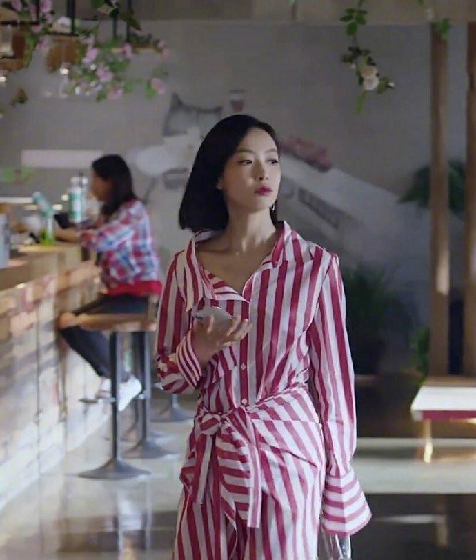 条纹|《下一站是幸福》宋茜带私服进组，“条纹裙”机场半露香肩，辣眼