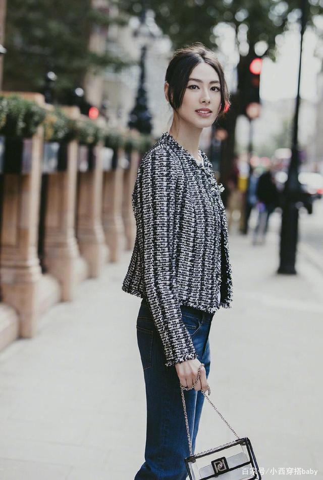 身材|梁洛施身材、气质好女神，小香风外套配牛仔裤，哪像3娃的妈妈？