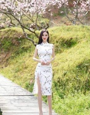 职业|25岁的车模美女，完美曲线轻松驾驭旗袍，运动健身成就好身材，令人羡慕