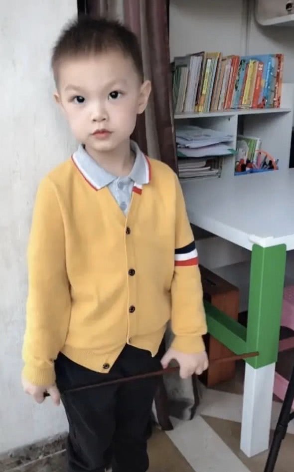下半身|林丹夫妇带娃出游，三口人真亲密，谢杏芳穿平底鞋比林丹高出半头
