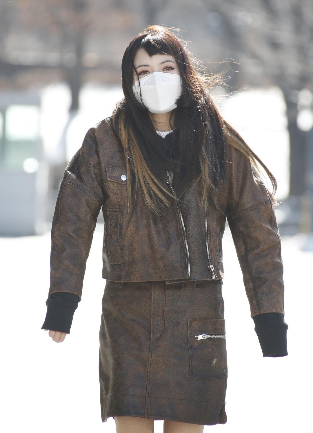 下半身|路人镜头下的泫雅真美，大冷天穿半身皮裙秀细腿，好身材藏不住