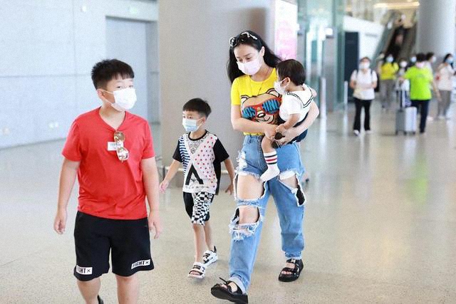 冉莹颖|冉莹颖带娃走机场，紧身T恤配破洞牛仔裤，露出“妈妈背”好真实