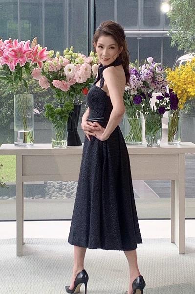 蝴蝶|51岁的叶全真保养真不赖，身穿露背裙秀蝴蝶骨，苗条曲线似少女
