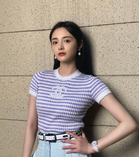 黑色|周洁琼原来是“小腰精”！穿BM风毛衣配牛仔裤，A4腰太惊艳