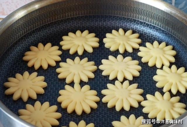 面团|两颗鸡蛋一碗面，给儿子做了无水无油小零食，暄软香甜，超级好吃