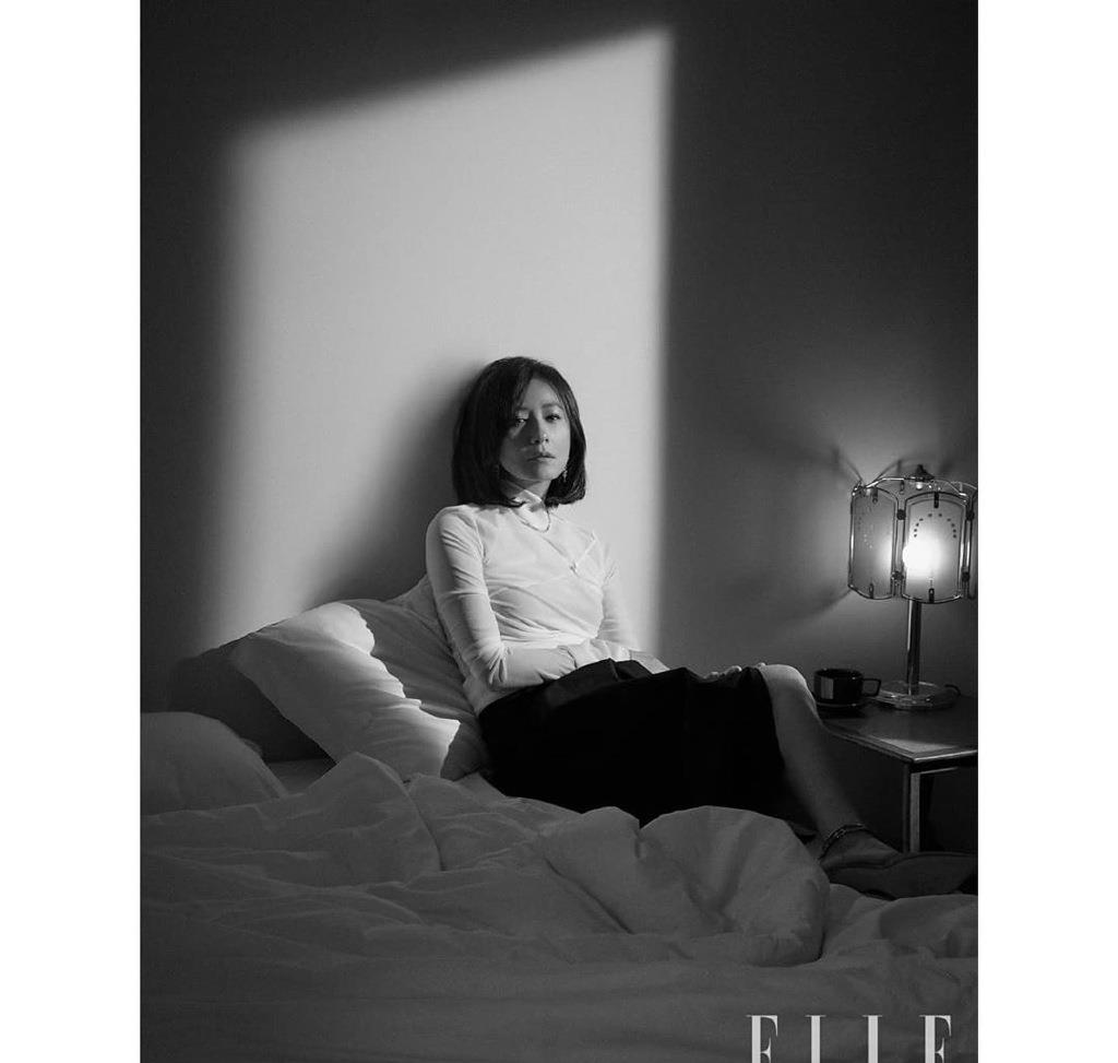 身材|这“婆娘”吃了防腐剂？53岁穿小吊带拍杂志从容优雅，看不出年龄