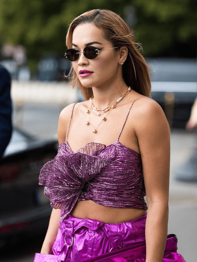 丽塔-奥拉身穿大蝴蝶结吊带造型光彩夺目