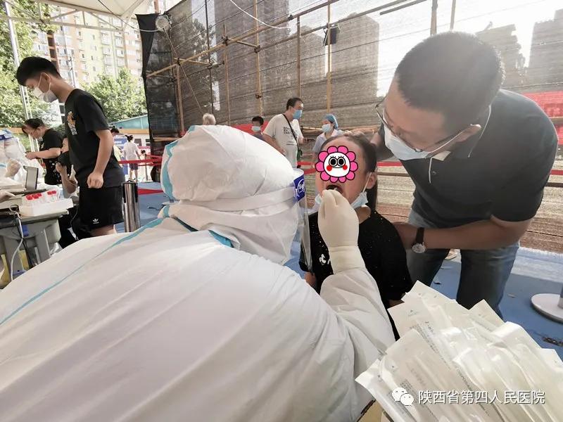 群众|不畏酷暑 守护群众健康-陕西省第四人民医院核酸采集队火速集结再战疫情！