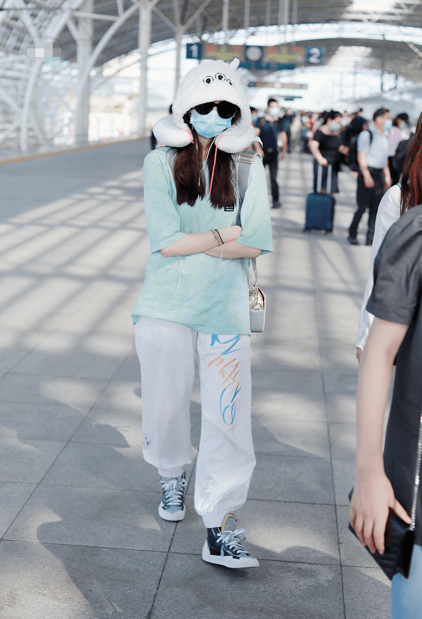 洛丽塔|有种“特殊”叫张艺凡穿洛丽塔，别人都是搭小皮鞋，她非要玩另类