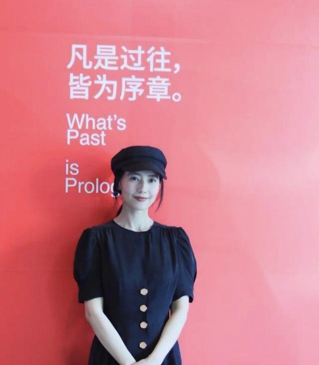 黑色|高圆圆的气质一般人学不来，黑色收腰连衣裙简约低调，高级感爆棚