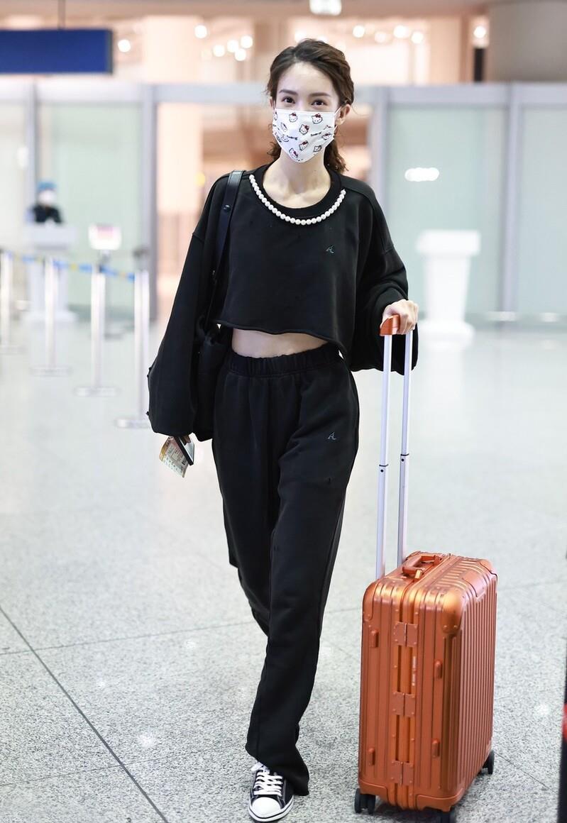 身材|金晨的造型时髦多变，在机场也穿得很洋气，一双拖鞋6千多真够豪