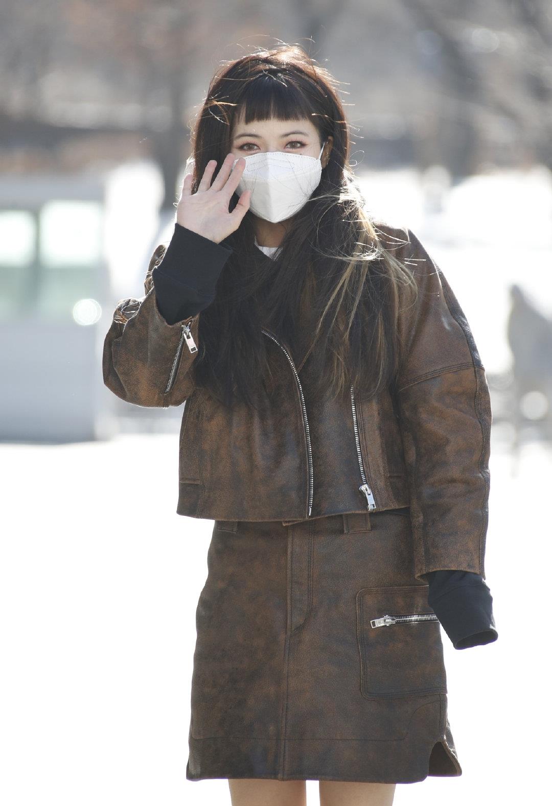 下半身|路人镜头下的泫雅真美，大冷天穿半身皮裙秀细腿，好身材藏不住