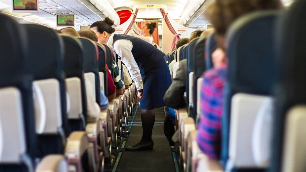 乘坐飞机时，为何有人不愿直接喊空姐，如何叫空姐才最为礼貌呢？