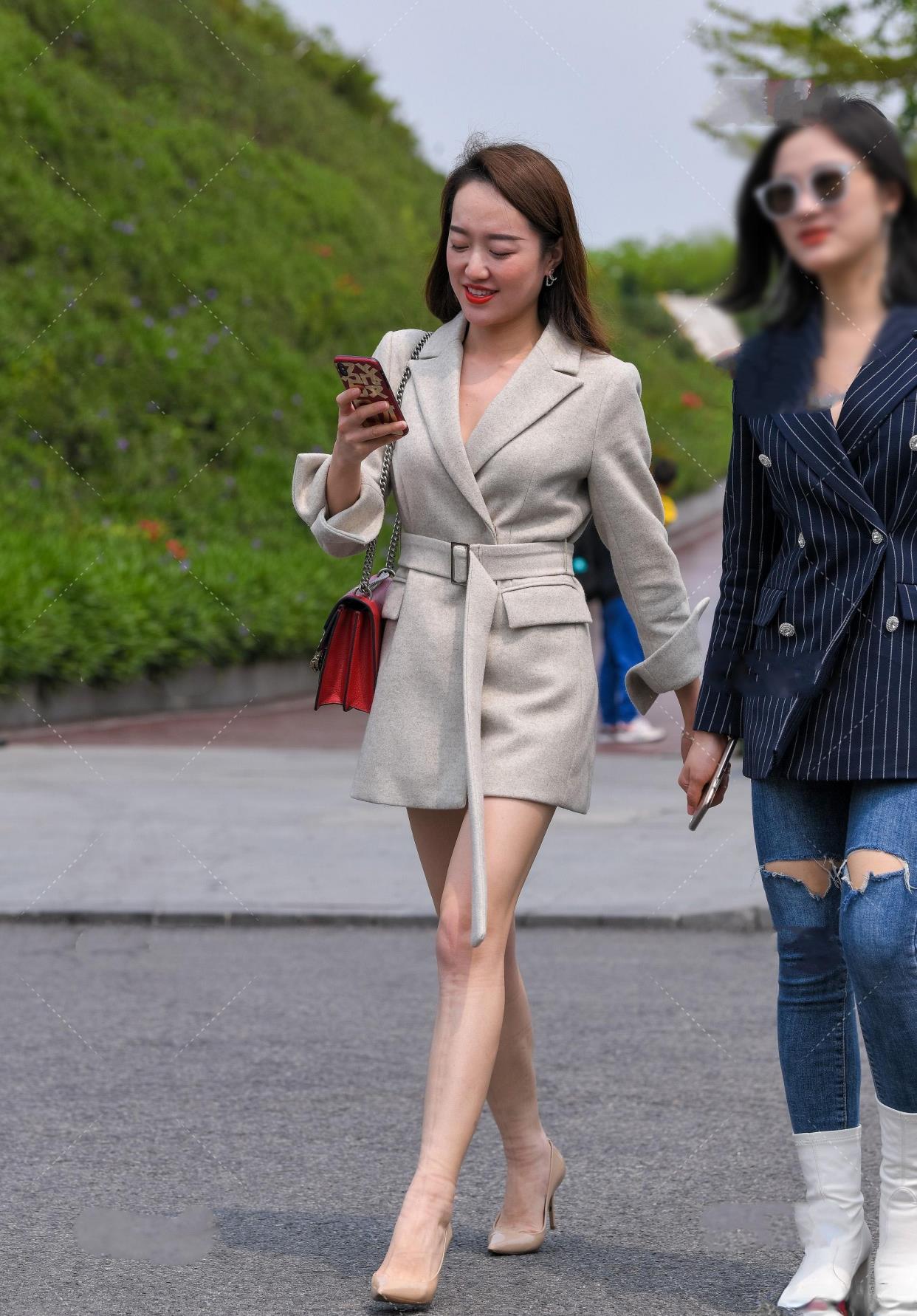 关白|配以简洁美丽的服装，既有气质又不失女人味，十分美丽