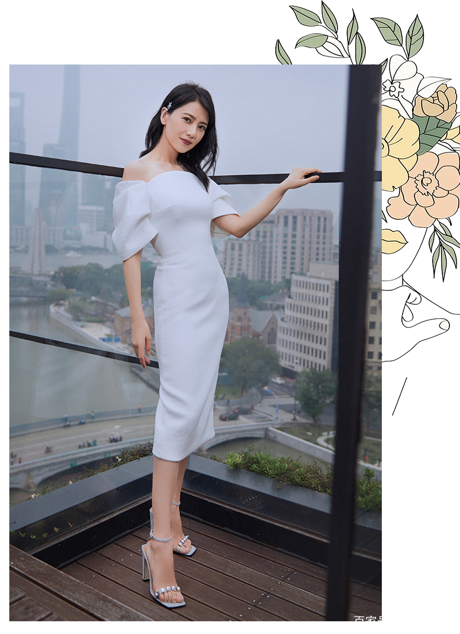 带着|穿铅笔裙的高圆圆一点儿没变，戚薇的娃娃裙是lucky的吧？