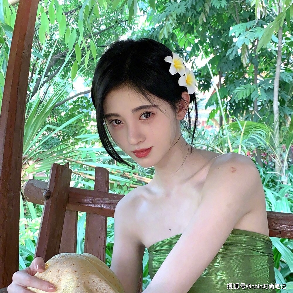 美貌|去海边或者水上乐园，怎样不费心机体现“ 清水出芙蓉 ”的感觉