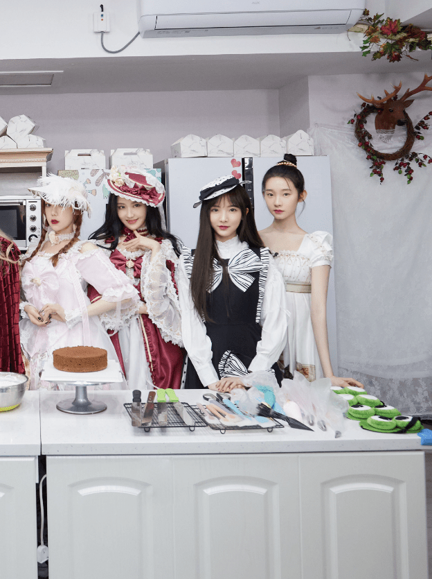 洛丽塔|有种“特殊”叫张艺凡穿洛丽塔，别人都是搭小皮鞋，她非要玩另类