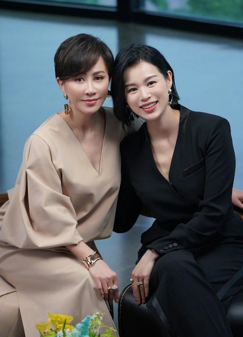 视觉|胡杏儿顶级凡尔赛，穿连体裤自曝增肥困难，三胎后肉眼可见的衰老