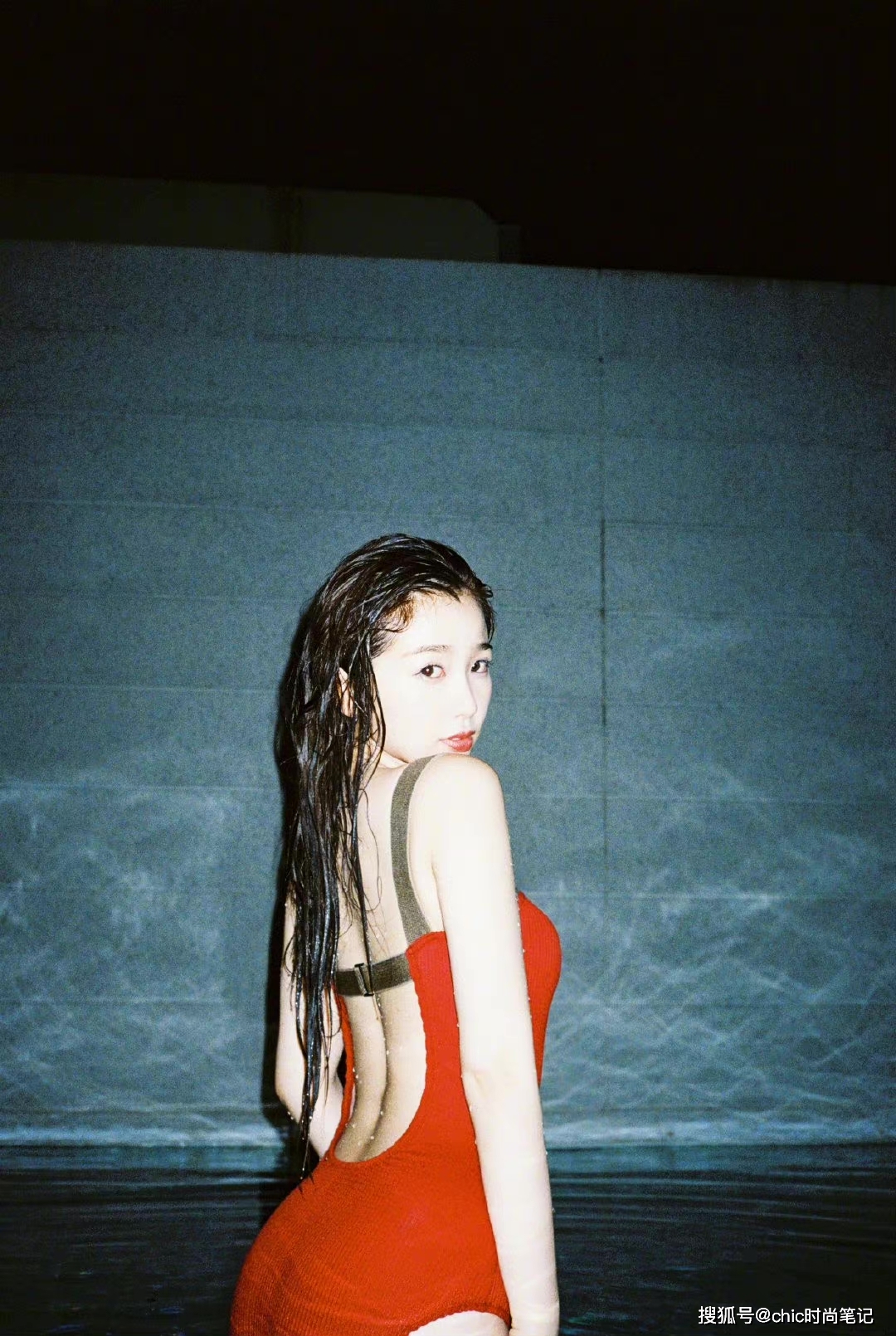 美貌|去海边或者水上乐园，怎样不费心机体现“ 清水出芙蓉 ”的感觉