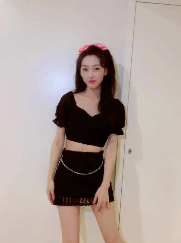 小白|肖战“师姐”仗自己腿细，大胆挑战“三分裙”，站直后腿成平行线
