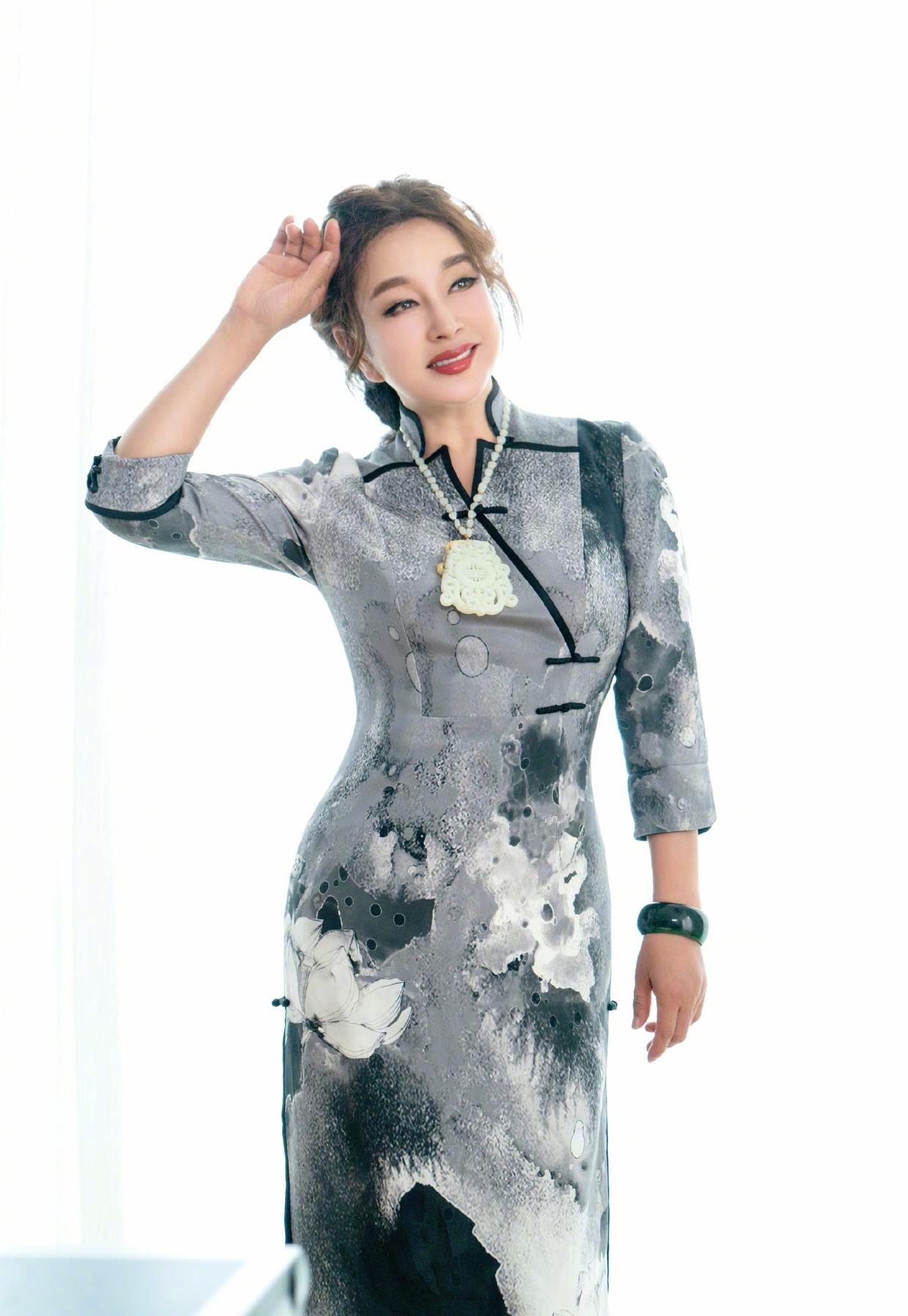 or|刘晓庆真会保养，水墨旗袍配玉石吊坠贵气典雅，65岁风采依旧