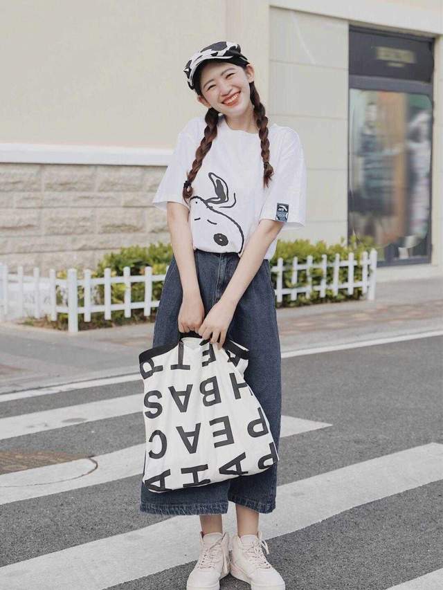 个性|秋季的穿搭小心机,印花T恤搭配牛仔裤半身裙,小个子显高显瘦