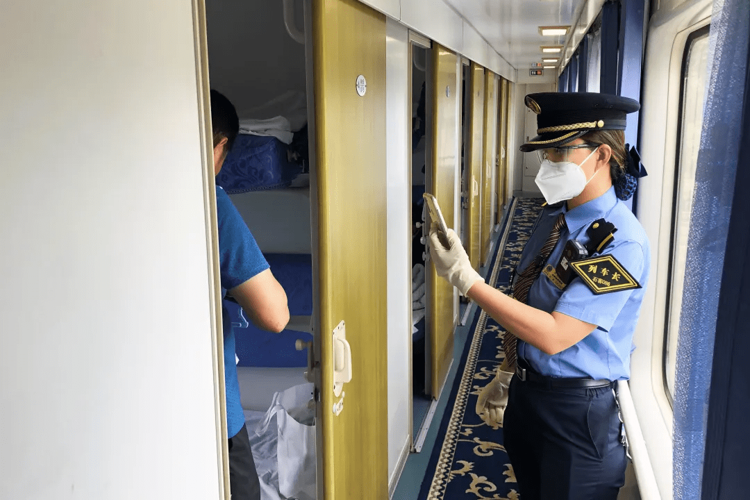 疫情|高铁乘务员“偷拍”乘客？哈哈哈，不好意思……