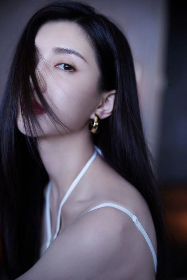 中性|江疏影新戏“路人脸”美开挂！素颜戴土气圆眼镜，比当白富美更绝