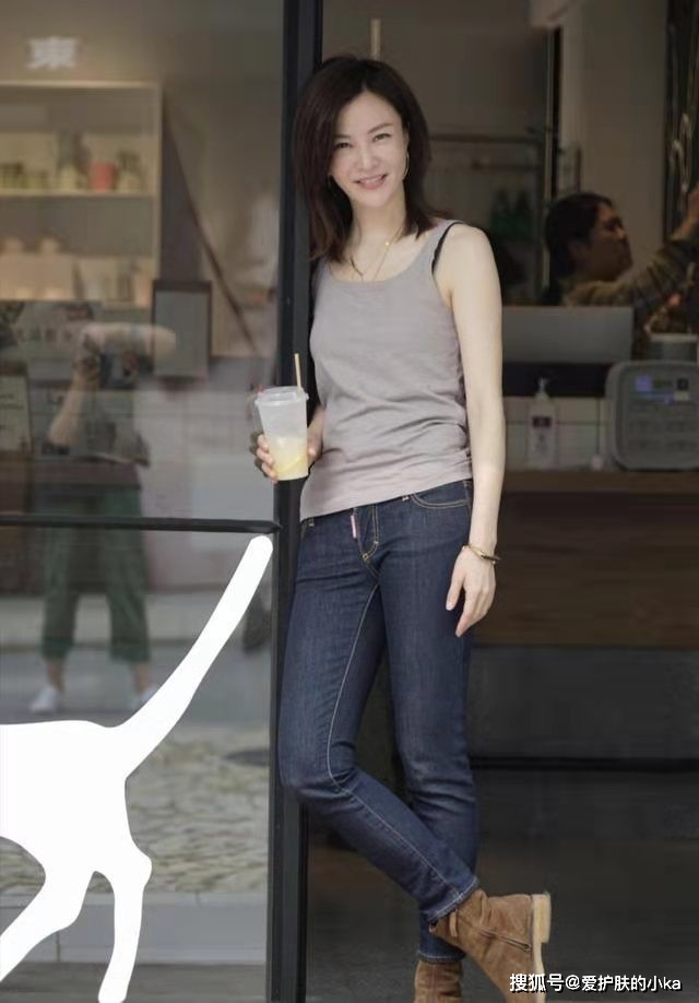 颜色|43岁刘孜脸蛋饱满，穿百褶裙身材纤细毫没赘肉，就是鼻子有点抢镜