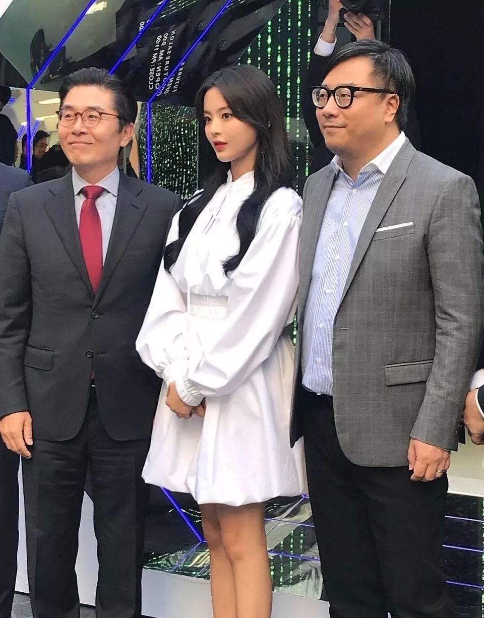 发型|杨超越美出国门！一袭仙女白裙获赞“第一美女”，精致得像洋娃娃