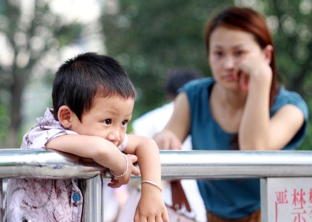 对比|独生家庭和二胎家庭谁更有优势?20年后对比差距,真实又戳心