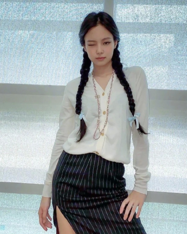 条纹|金智妮终于对“阿姨裙”下手！在不该破的地方破开，秀出的腿绝了