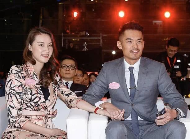 下半身|林丹夫妇带娃出游，三口人真亲密，谢杏芳穿平底鞋比林丹高出半头