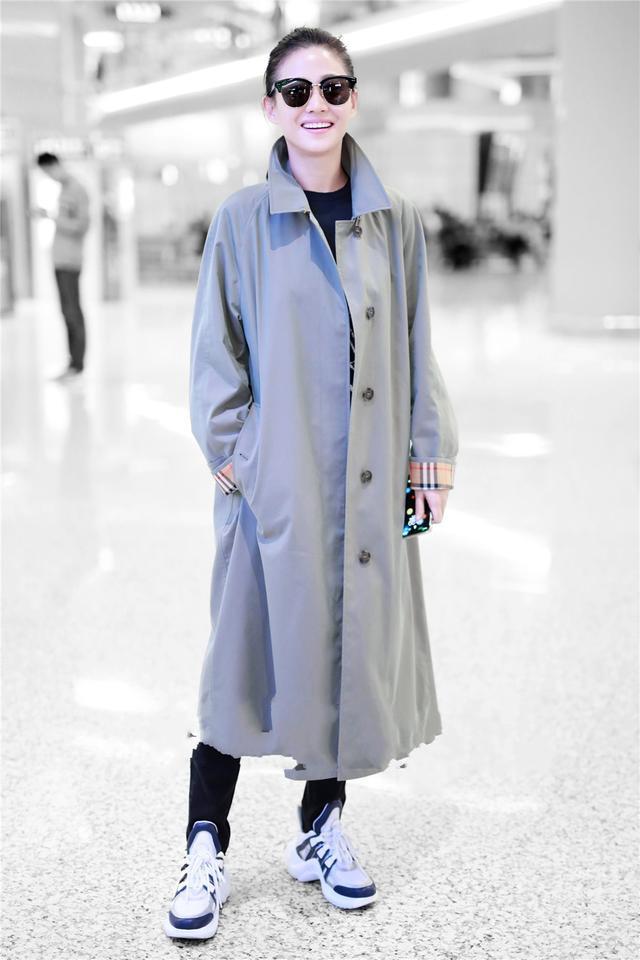 视觉|女人穿风衣羽绒服，记得搭配这几双鞋子，诠释满满的女人味