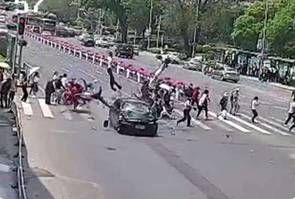 关于5月大连轿车撞人逃逸事件,网信部门最新通报