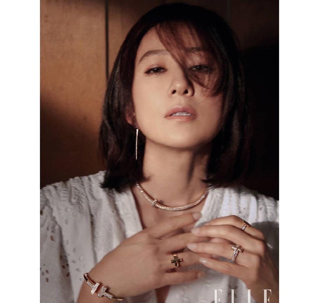 身材|这“婆娘”吃了防腐剂？53岁穿小吊带拍杂志从容优雅，看不出年龄