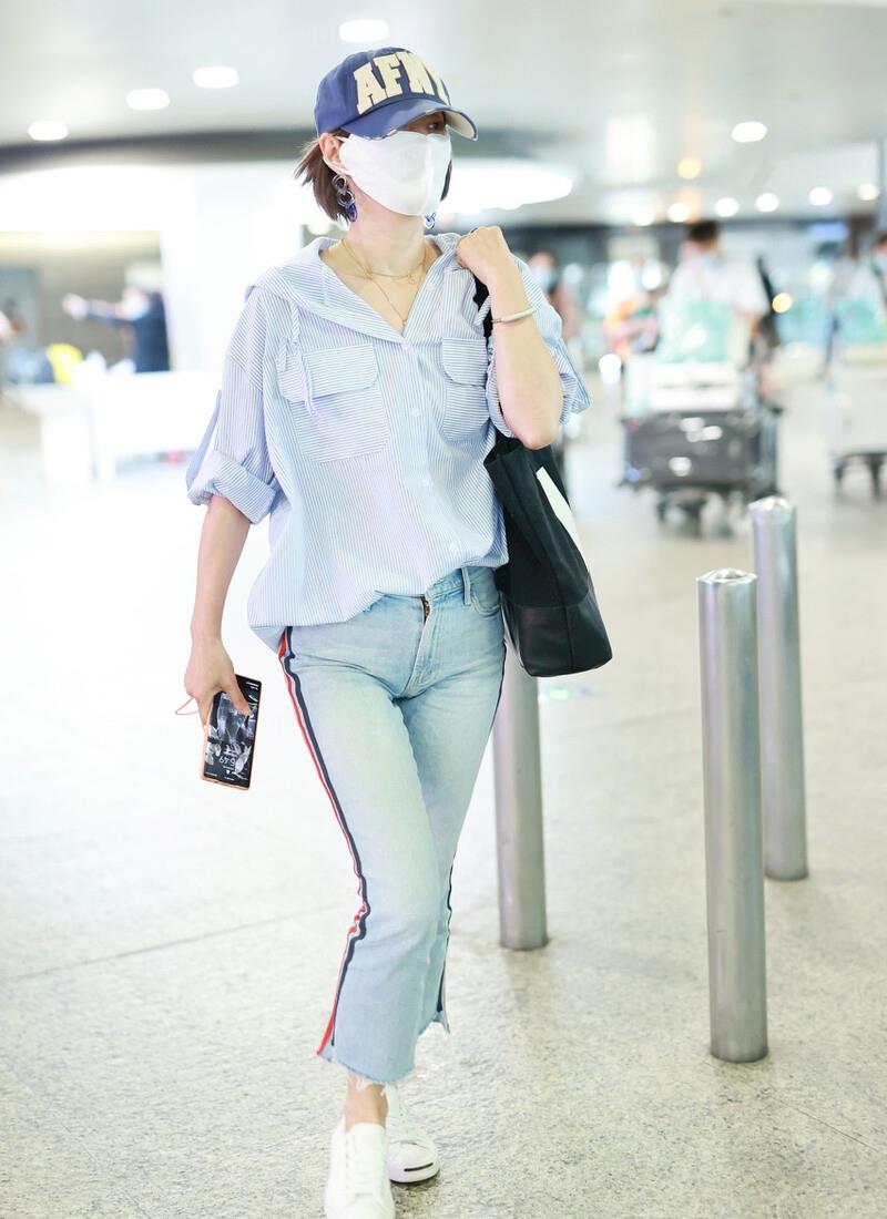 喇叭裤|马伊琍难掩“高级气质”，穿条纹衬衫配喇叭裤走机场，减龄又气质