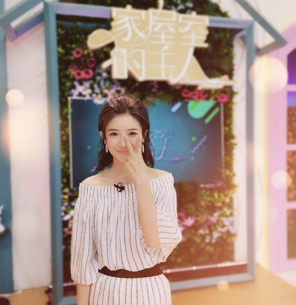 设计|气质女神蔡紫夺冠，简约穿搭似少女不像6岁娃妈，单品你我都有啊