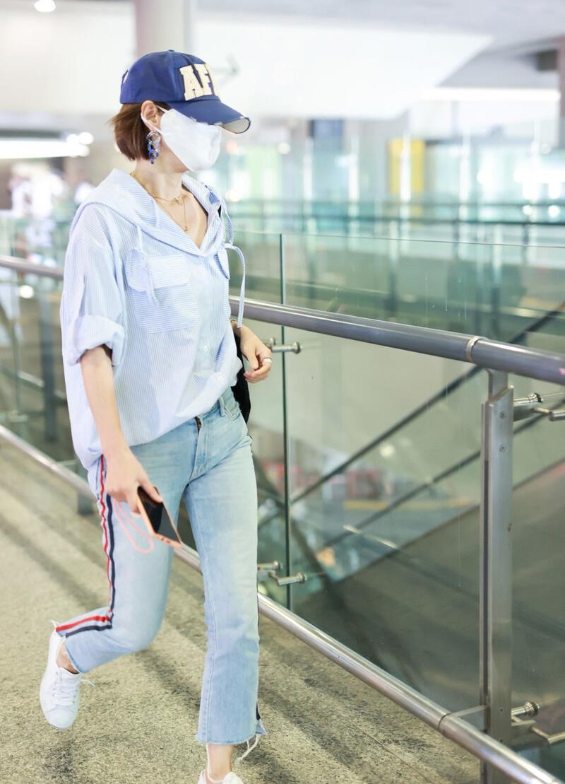 喇叭裤|马伊琍难掩“高级气质”，穿条纹衬衫配喇叭裤走机场，减龄又气质