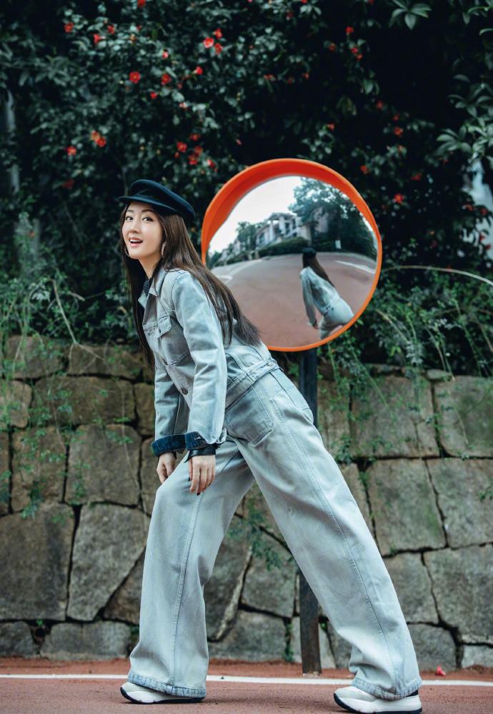 身材|杨钰莹“浪姐宿舍”外街拍,穿一身牛仔时髦养眼,不像49岁的样子