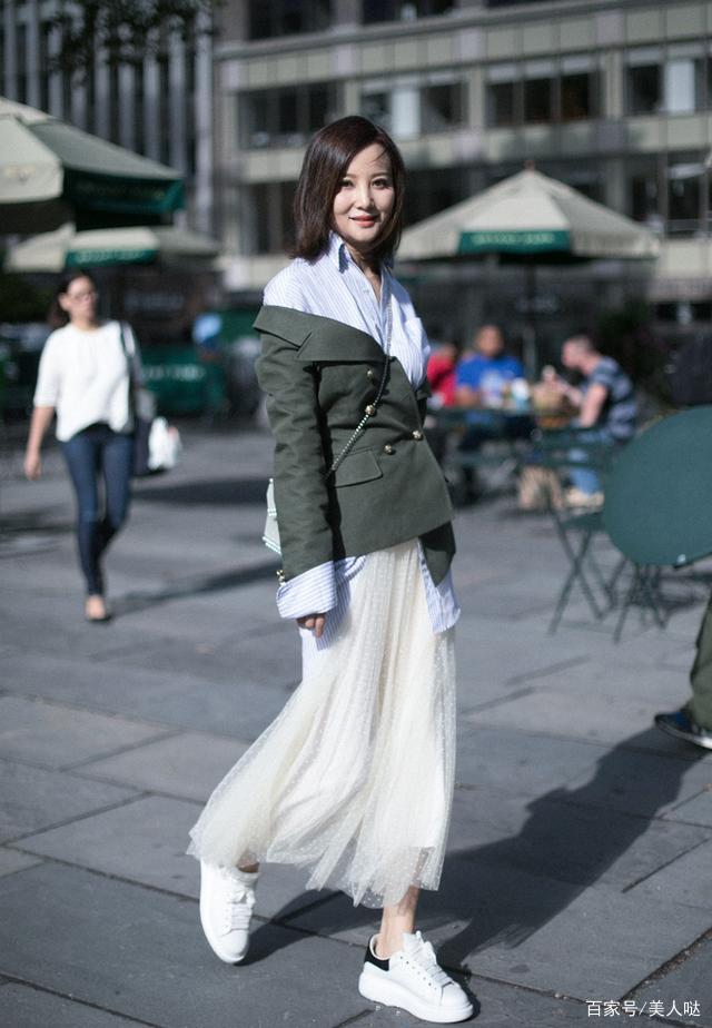 黑色|陶红终于剪掉十年长发,穿娃娃领配齐刘海短发,51岁嫩回31岁!